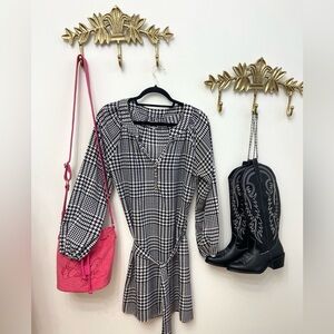 Houndstooth chic Boutique belted dress M pit 19.5” l 37”